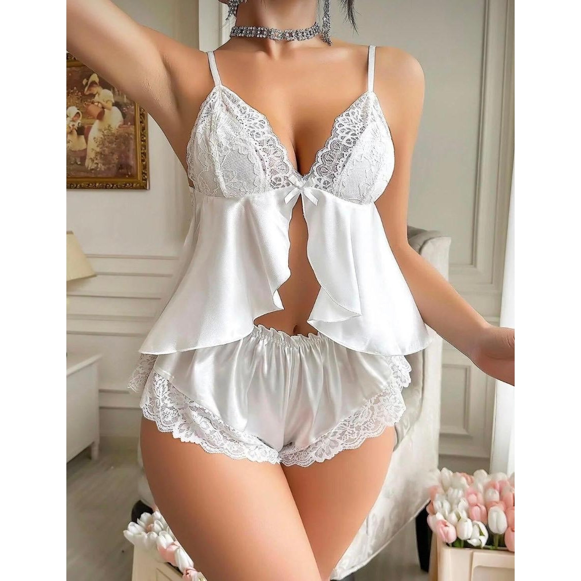 Lunelle Beyaz Saten Dantel Detaylı Şortlu Pijama Takımı – Askılı Romantik Kadın İç Giyim