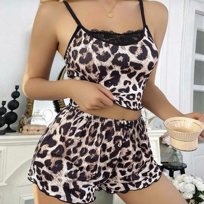 Lunelle Leopar Desenli Şortlu Pijama Takımı – Askılı Crop Üst & Dantel Detaylı Ev Giyim